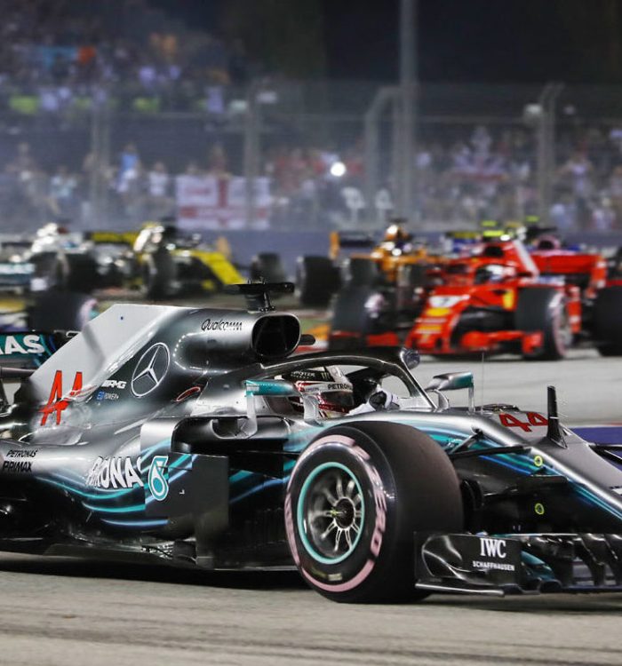 SINGAPORE STREET CIRCUIT, SINGAPORE - SEPTEMBER 16: Lewis Hamilton, Mercedes AMG F1 W09 EQ Power+, leads Sebastian Vettel, Ferrari SF71H at the start of the race during the Singapore GP at Singapore Street Circuit on September 16, 2018 in Singapore Street Circuit, Singapore. (Photo by Zak Mauger / LAT Images)
